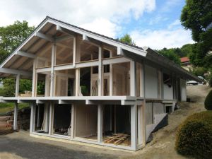 Modernes Holzskeletthaus Bauphase Hang Seitenansicht – Neubau Kurth Haus 2016