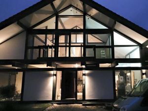 Modernes Holzskeletthaus beleuchtet – Neubau Kurth Haus 2017