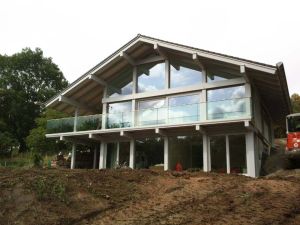 Modernes Holzskeletthaus Bauphase Hang Gartenansicht – Neubau Kurth Haus 2016